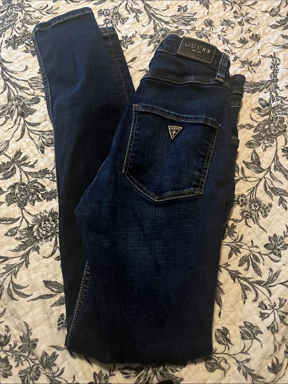 GUESS Dark Indigo Skinny Jeans with Signature Pocket Triangle NWOT